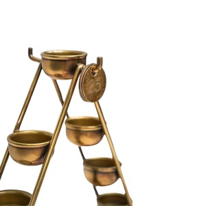 Porte-bougie pyramidal en laiton antique avec plusieurs coupelles pour bougies chauffe-plat et une étiquette suspendue numérotée pour la décoration des fêtes - Product Image 4