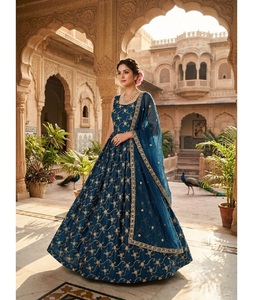 ชุดเดรสอินเดียแบบดั้งเดิมสุดหรูหรา ทำจากผ้าไหมเฟนดี้เนื้อหนา ประดับด้วยงานปักดิ้นและเลื่อม เหมาะสำหรับงานแต่งงาน สำหรับผู้หญิง สวมใส่ในโอกาสพิเศษ - Product Image 1