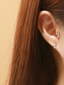 Fabricant de labrets en or massif 14 carats avec diamants de laboratoire |   Usine de bijoux sur mesure |   Piercing étoile à dos plat avec filetage interne - Product Image 3