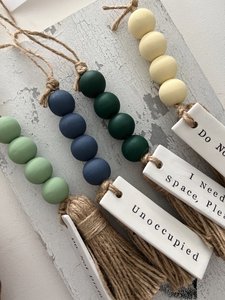 Décoration murale minimaliste en macramé avec perles en bois et pompons en corde naturelle, étiquette 'Non Occupé', pour la décoration intérieure et l'accentuation du salon - Product Image 5