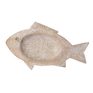 Bandeja de ratán natural hecha a mano con forma de pez, plato de mimbre tejido con detalles únicos de aletas para decoración de mesa costera - Product Image 1