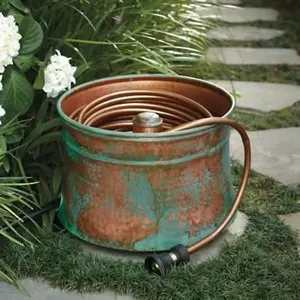Pots à tuyaux en métal élégants et durables avec rangement dissimulé pour organiser les tuyaux de jardin avec style, utilisables en extérieur comme éléments décoratifs. - Product Image 2