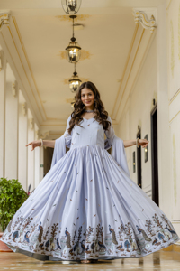 Ensemble Salwar pour femme en soie Chinon brodée, style Anarkali, avec Dupatta à bordure de perles et Patta en toile à grande évasement, cousu - Product Image 1