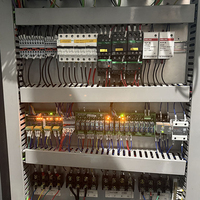 Routeur CNC ATC 2060 avec changeur d'outils à disque, servomoteur Yaskawa, table à vide en PVC pour le rainurage et le pliage de panneaux de porte de meubles et d'ACP