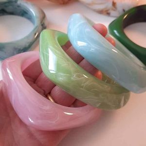 Brazalete Grande de Resina Estilo Vintage con Tema de Amor, Joyería de Moda Ecológica Hecha a Mano - Product Image 5