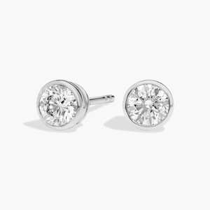 Boucles d'oreilles classiques serties de diamants de laboratoire ronds taillés en taille baguette, 0,75 ct, en or blanc 14 carats, pour occasions spéciales - Product Image 2