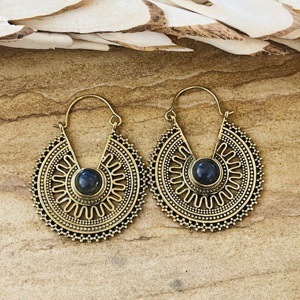 Pendientes Geométricos Bohemios de Labradorita de Venta Caliente, Joyería Tribal de Aro de Latón para Mujer, Acabado de Latón Antiguo, Mandala Étnico al por Mayor - Product Image 1