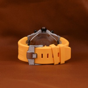 Montre de luxe personnalisée Midnight VVS Moissanite en or, entièrement sertie de pierres, boîtier rond, chiffres romains en onyx, lunette cannelée, bracelet Monarch - Product Image 4