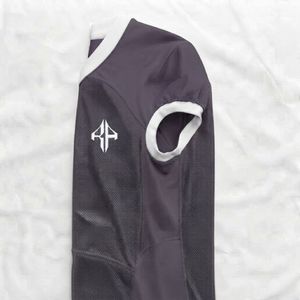 เสื้อฟุตบอลชาย คอวี แบบอเมริกัน พิมพ์ลายด้วยความร้อน วัสดุโพลีเอสเตอร์ 100% โดย RIVIAN ATLANTIC - Product Image 6