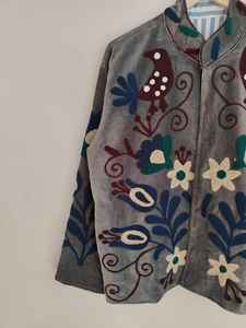 Chaqueta de terciopelo estilo boho Suzani gris con motivos de pájaros coloridos, chaqueta Suzani de terciopelo gris hecha a mano con bordados de pájaros y flores. - Product Image 3