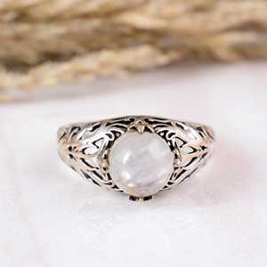 Anillo de Plata de Ley 925 Hecho a Mano con Piedra Lunar Arcoíris, Engaste de Bisel, Filigrana Vintage Oxidada, Anillo de Declaración para Fiesta - Product Image 1