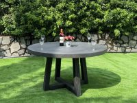 Table à manger en béton et fibre de verre blanche avec pieds en bois d'acacia, design moderne, légère, durable, pour l'extérieur, le patio, le salon