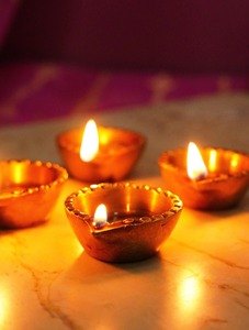 Urli Diya Decorativo Tradicional de Metal Hecho de Latón para Flores Flotantes, Hermoso Tazón Decorativo Diya para Diwali - Product Image 1