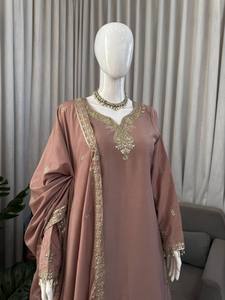 Conjunto Sharara de Seda Rosa con Bordado de Hilo y Lentejuelas, Kurti, Dupatta, Salwar Kameez, Traje para Bodas y Fiestas para Mujer - Product Image 3
