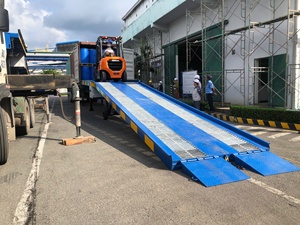 Rampa de muelle de carga portátil con capacidad de 10 toneladas, suelo de malla antideslizante ajustable, motor de bomba hidráulica eléctrica, garantía de 1,5 años - Product Image 2