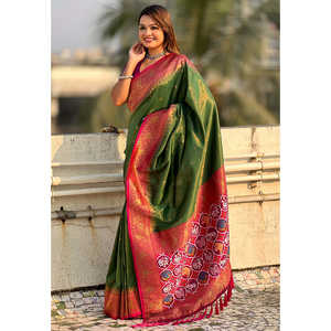 Sari Patola en tissu pur vert Elite Weaves, tissé Zari, avec des tissages contrastés, vêtements indiens et pakistanais, orné de motifs Mehendi - Product Image 2