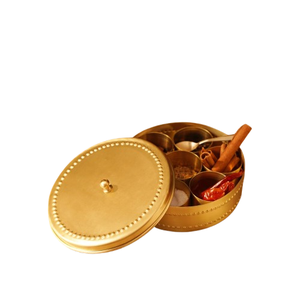 Caja de especias tradicional india hecha a mano de latón puro con 7 compartimentos y cuchara para almacenamiento en la cocina y decoración del hogar. - Product Image 1