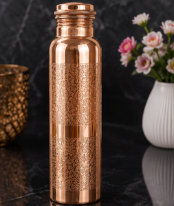 Botella de Bienestar Ecológica de Cobre Puro de la Dinastía CopperSmith, con Grabado Intrincado, Diseño Minimalista, Tapa Hermética - Product Image 3