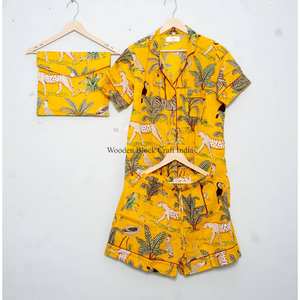Conjunto de pijama de algodón 100% hecho a mano en India, transpirable, con estampado de selva vintage, ropa de dormir corta para mujer. - Product Image 5