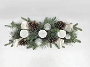 Centre de table de Noël pomme de pin et verdure givrée avec bougies LED et ruban décor de table de vacances de ferme - Product Image 4