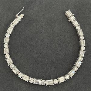 Pulsera clásica de plata de ley con esmeraldas de corte elegante y diamantes de moissanita VVS de corte redondo para uso unisex. - Product Image 4
