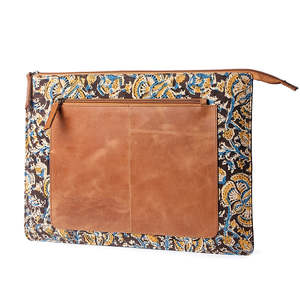 Housse pour ordinateur portable en cuir véritable, motif imprimé, personnalisable avec logo, pour voyages d'affaires, design élégant. - Product Image 1