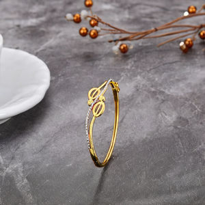 กำไลข้อมือทองสองสี ดีไซน์ทันสมัยสำหรับผู้หญิง ลายฉลุแบบโมเดิร์น น้ำหนักเบา เหมาะสำหรับสวมใส่ในชีวิตประจำวัน ผลิตด้วยงานฝีมือที่ทันสมัย - Product Image 4