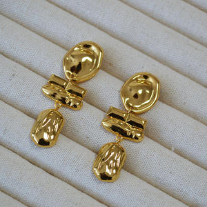 Nouvelle Arrivée Pantera Grandes Boucles d'Oreilles Vintage Statement en Alliage de Zinc Doré avec Perles Baroques Clous d'Oreilles Artisanaux - Product Image 6