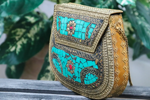 Pochette de soirée artisanale en laiton blanc et doré de qualité supérieure avec motifs floraux circulaires pour mariages et fêtes - Product Image 4