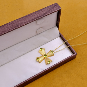 Collar con Colgante de Cruz Moderno de Latón Chapado en Oro con Gema de Peridoto Natural - Collar de Mujer con Cadena Deslizante Ajustable de Múltiples Piedras - Product Image 4