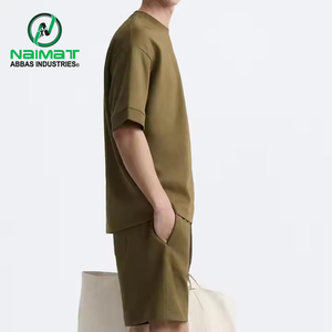 เสื้อยืดสีเขียวมะกอกแบบเรียบง่ายสำหรับผู้ชาย พร้อมกางเกงขาสั้นเข้าชุด สวมใส่สบาย ทรงโอเวอร์ไซส์ ผลิตโดยผู้ผลิตเสื้อยืดลำลองสำหรับผู้ชาย พร้อมดีไซน์ - Product Image 5