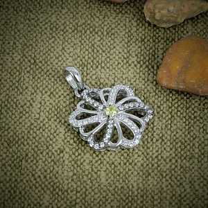 จี้รูปดอกไม้ซิทรินวินเทจสุดหรูจาก NIKHIL GEMS เงินแท้ 925 งานแฮนด์เมด เครื่องประดับอัญมณี ของขวัญสำหรับงานหมั้น ของขวัญจากผู้จัดจัดงานแต่งงาน - Product Image 2