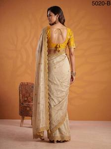 Atractivo sari de diseño con elegante trabajo Gotapatti y una extraordinaria prenda para la blusa. - Product Image 2