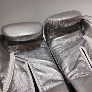 Nouveaux gants de boxe sur mesure en cuir véritable pour entraînement et combat, avec fermeture Velcro, couleur argent, pour adultes. - Product Image 4
