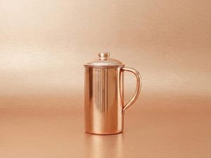 Ensemble de carafes en cuivre pour une présentation élégante de l'eau sur la table, ensemble en métal avec verres, durable, réutilisable, vaisselle de cuisine. - Product Image 3