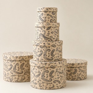 Ensemble de 4 boîtes de rangement rondes avec motif cachemire gris, boîtes gigognes - Product Image 1
