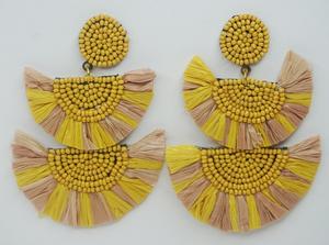 Boucles d'oreilles créoles tendance et élégantes 2025, plaquées or, avec perles de rocaille, broderie artisanale, pour femme, en verre et raphia, fabriquées en Inde - Product Image 3