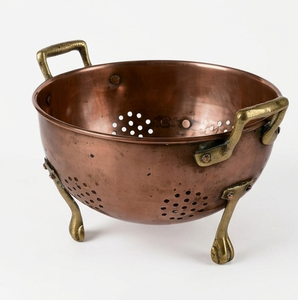 Passoire vintage en cuivre avec poignées et pieds en laiton, bol passoire décoratif en métal - Product Image 1