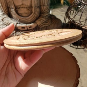 Quemador de Incienso de Madera Hecho a Mano, Diseño Redondo de Madera de Pino con Tallados Florales y de Luna, Uso Aromático para Todas las Estaciones - Product Image 3