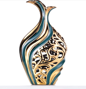 Paire de vases blancs ondulés avec des accents en filigrane argenté et des colliers fins. Ensembles chics disponibles à prix de gros. - Product Image 3