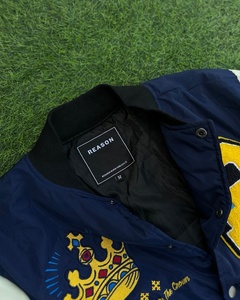 Blouson universitaire unisexe en nylon bleu marine avec logo personnalisé, manches brodées, écusson couronne, patchwork vintage, coupe bomber épaisse - Product Image 3