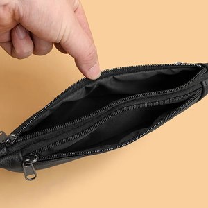 Bolso Bandolera de Cuero Negro Personalizado para Hombre, Elegante Bolso de Cintura con Múltiples Cierres, Correa Ajustable, Diseño Antirrobo - Product Image 2