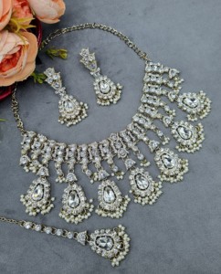 Parure de bijoux ethniques plaqués or antique avec collier, boucles d'oreilles et mangtika en pierre de cristal taille poire, pour occasions festives, vente en gros - Product Image 1
