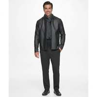 Blouson de motard en cuir élégant et audacieux pour homme, disponible en rouge, noir et marron, style urbain, avec poignets ajustables et fermeture éclair.