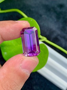 Piedra suelta de amatista natural con corte esmeralda, color púrpura intenso, para la elaboración de joyería fina. - Product Image 4