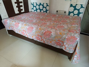 Couvre-lit imprimé floral et oiseaux, style bohème, moderne, toutes saisons, en denim patchwork, rembourrage en coton fait main, pour usage domestique - Product Image 1