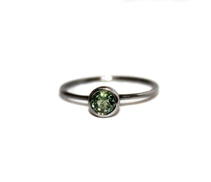 Anillo Solitario de Plata de Ley 925 con Amatista Verde Natural Redonda Engastada en Bisel, Joyería Fina, Memoria Jewels - Product Image 1