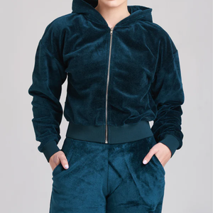 ชุดเซ็ตฮู้ดดี้และกางเกงจ็อกเกอร์กำมะหยี่สีเขียวอมฟ้าสำหรับฤดูหนาว รุ่น Velvet Luxe Unisex สวมใส่สบายหรูหราเหมาะสำหรับวันสบายๆ หรือใส่เดินเล่นในเมือง - Product Image 4