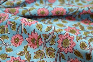 Tela de Algodón Estampada a Mano con Diseño Floral Azul Agua |   Material de decoración con motivos de enredaderas rosas y verdes. - Product Image 2