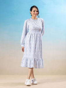 Robe blanche à carreaux, coupe ajustée et évasée, col en V, manches trois-quarts évasées, longueur genou, ourlet évasé, en tissu crêpe - Product Image 4